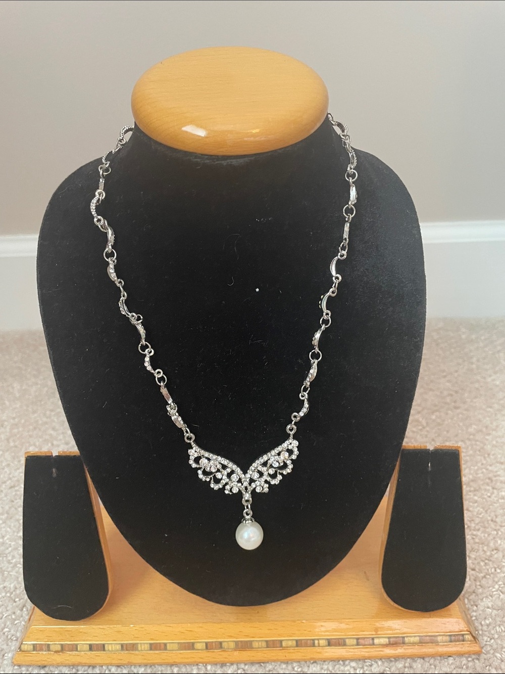 Elegant Silver-Tone Rhinestone Necklace with Pearl Drop